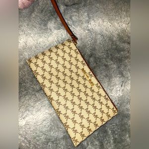 Michael Kors Wristlet Wallet